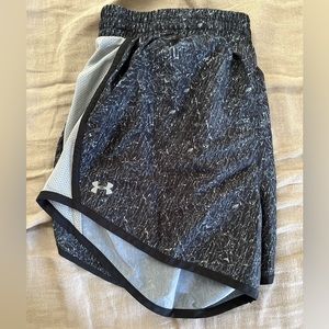 Under Armour Women’s Fly By Printed Shorts in Gray print, size Small